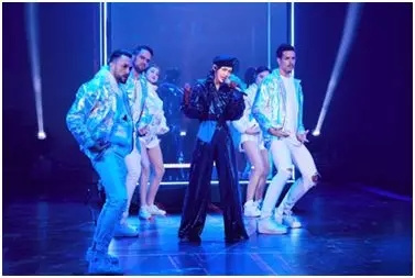 周筆暢演唱《就在此刻》。