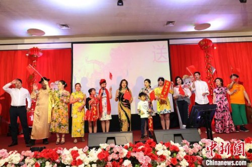 圖為演職人員向觀眾致意?！×钟纻?攝