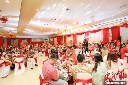 圖為全場觀眾不斷揮舞著國旗。　林永傳 攝