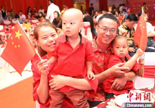 圖為來自天津的一家四口參加晚會?！×钟纻?攝