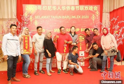圖為許多非華裔印尼人熱情參加晚會?！×钟纻?攝