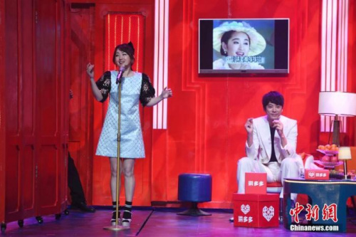 楊鈺瑩(圖左)與蘇見信跨界演小品。楊華峰 攝