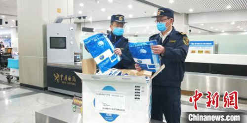 1月28日17時(shí)30分，由日本福州十邑社團(tuán)聯(lián)合總會(huì)向福州紅十字會(huì)捐贈(zèng)的醫(yī)療專用防護(hù)服1000件，從日本東京運(yùn)抵福州長樂國際機(jī)場(chǎng)?！「Ｖ莺ｊP(guān)供圖