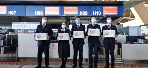 圖為援助物資運抵國內(nèi)接受單位。