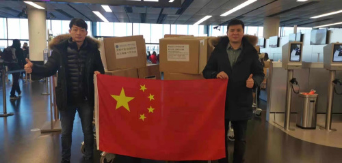 2月1日，斯洛伐克華人青年聯(lián)合商會會長周彥君（左）親自將捐贈的防疫物資送到奧地利維也納機(jī)場，交由海航航班送至抗擊疫情一線。（《歐洲時報》）