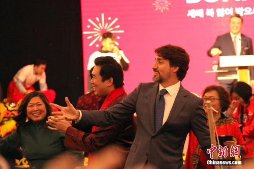 圖為特魯多參與中式舞獅采青儀式。<a target='_blank' >中新社</a>記者 余瑞冬 攝