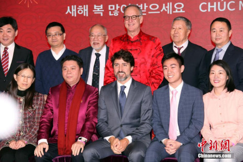 圖為特魯多（前排中）與華人社區(qū)等代表合影。<a target='_blank' >中新社</a>記者 余瑞冬 攝