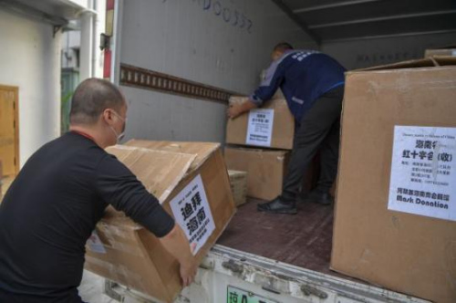 圖為海南省紅十字會的工作人員搬運(yùn)醫(yī)療物資。?。樤骑w 攝）