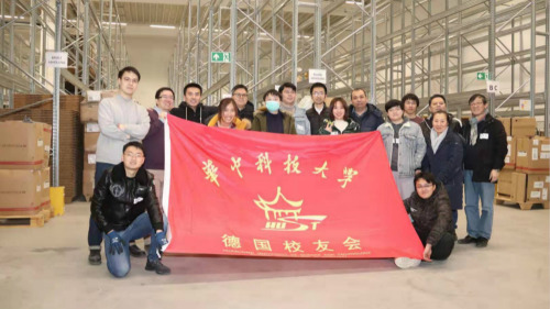 德國(guó)華科校友會(huì)成員將捐贈(zèng)物資送達(dá)法蘭克福倉(cāng)儲(chǔ)，經(jīng)綠色通道運(yùn)回國(guó)內(nèi)。（圖片來(lái)源：德國(guó)華科校友會(huì)供圖）