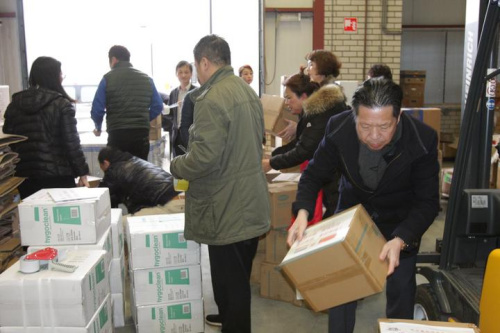 季增斌（右）在搬運(yùn)貨物。（荷蘭聯(lián)合時(shí)報(bào)）