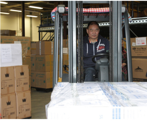 周建波駕駛叉車(chē)裝貨。（荷蘭聯(lián)合時(shí)報(bào)）