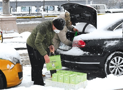 市民開車來(lái)購(gòu)買元宵。新京報(bào)記者 吳寧 攝