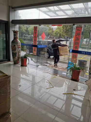 圖片說明：工作人員搬運陳忠洲搜集到的口罩，準備裝運快遞