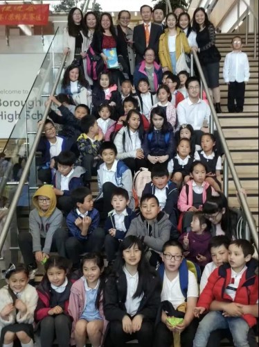 英國(guó)蘇格蘭鄧迪中文學(xué)校的師生合影