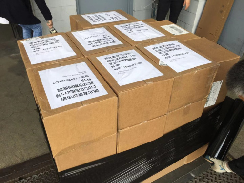 鄭欣和妻子寄出的物資。(美國中文網(wǎng))