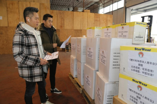 圖為意大利華僑華人青年會(huì)清點(diǎn)防疫物資。（《歐洲時(shí)報(bào)》記者 張銳 ／攝）