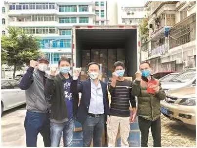 “福哥”(中)帶領(lǐng)員工多方努力，尋購(gòu)防護(hù)物資。(《廣州日?qǐng)?bào)》/龍錕攝)