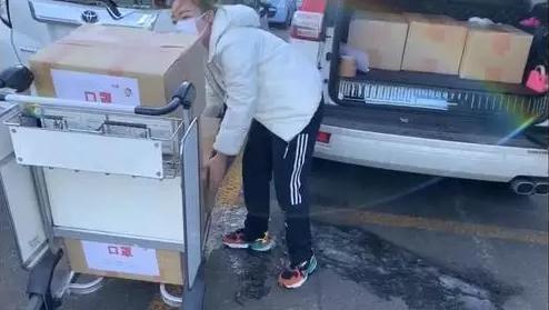 楊女士的大女兒魯睆兒在為家鄉(xiāng)人民采購(gòu)防疫物資 圖片來(lái)源：淮南日?qǐng)?bào)微信公眾號(hào)