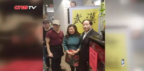 加拿大聯(lián)邦小企業(yè)、出口促進(jìn)及國際貿(mào)易部部長伍鳳儀專門來到武漢面館消費(fèi)，以示支持。(中新視頻截圖)