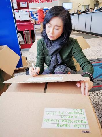 圖為鄭錚整理物資。圖片來(lái)源：北京僑商會(huì)