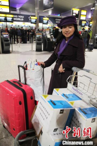 2月14日晚，旅居英國華人護(hù)士何彩霞辭去工作崗位，搭乘航班回國，奔赴中國抗擊新冠肺炎疫情一線，為首位回國參與抗疫醫(yī)護(hù)工作的旅英華人。圖為何彩霞攜帶多方籌集到的醫(yī)療防護(hù)用品在倫敦希斯羅機(jī)場等候登機(jī)。　張平 攝