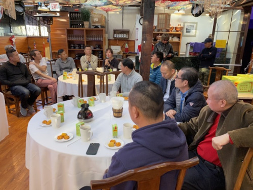 餐館老板難得齊聚一堂，互吐苦水。(《世界日報(bào)》記者李榮／攝影)