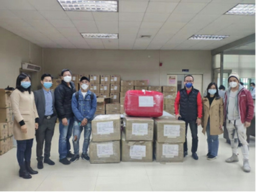 陳文添代表總會(huì)向五邑地區(qū)醫(yī)院捐贈(zèng)抗疫物資。