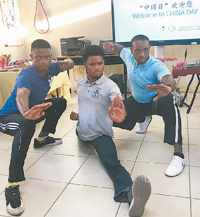 格林納達(dá)人趙斌(右一)曾在中國河南少林寺學(xué)過6個月的武術(shù)，回國后更是將中華武術(shù)發(fā)揚(yáng)光大。圖為趙斌和他的武術(shù)學(xué)生。圖片來源：中國駐格林納達(dá)大使館官網(wǎng)