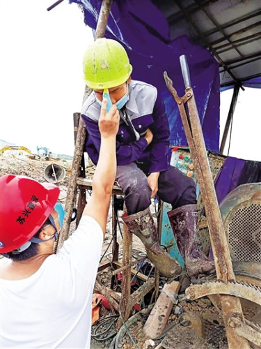 重點項目施工現(xiàn)場，工人檢測體溫。