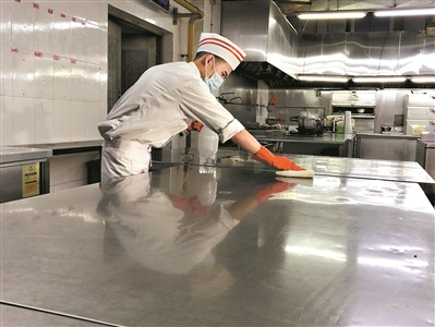 安靜的廚房盼重新燃起灶火。