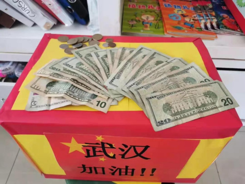 學(xué)校師生向疫區(qū)醫(yī)院捐款（圖片來源：中國(guó)華文教育基金會(huì)）