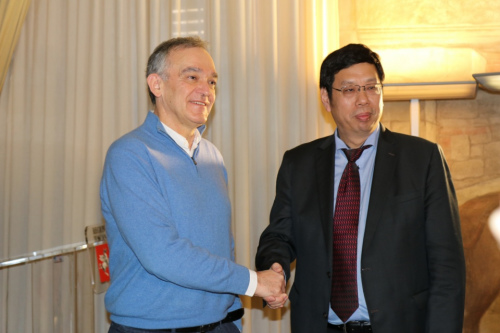 王文剛與羅西在簽字儀式上。(圖源：中國駐佛羅倫薩總領(lǐng)館網(wǎng)站)