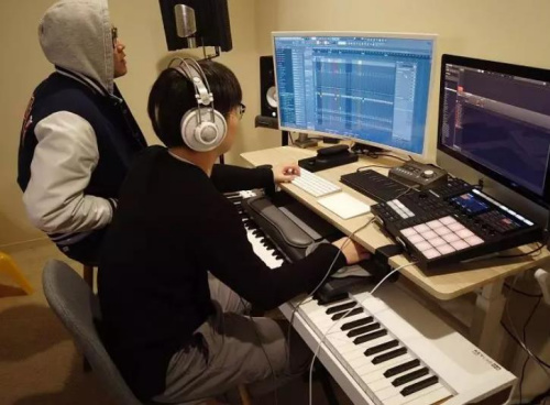 伯克利音樂學(xué)院中國(guó)學(xué)生為祖國(guó)抗疫獻(xiàn)歌加油。