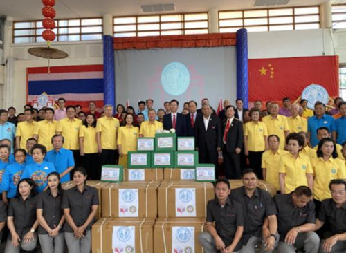 泰東北華僑華人積極捐款捐物，駐孔敬總領(lǐng)事廖俊云出席捐款儀式并表達(dá)感謝。（來源：中國駐孔敬總領(lǐng)館）