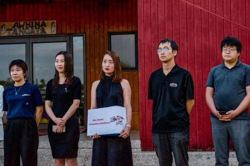 來(lái)賓手持“愛(ài)無(wú)國(guó)界·團(tuán)結(jié)抗疫”接力活動(dòng)標(biāo)語(yǔ)。