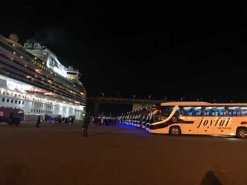 旅日僑胞協(xié)助駐日大使館送郵輪乘客回家。(來源：《日本新華僑報》)