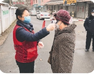 馬麗（左）為居民測量體溫。（馬 麗供圖）