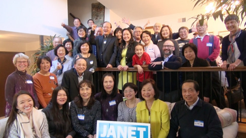 楊啟華的支持者們合影。(美國中文網/邱洪輝 攝)