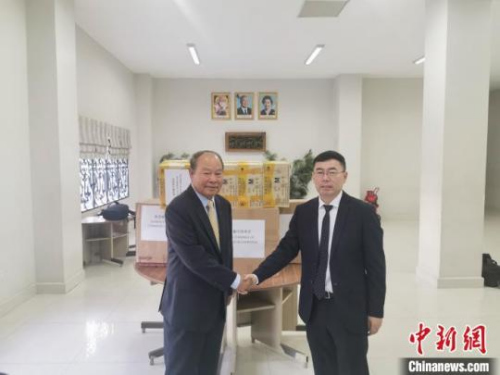 圖為柬埔寨衛(wèi)生部大臣曼本亨(左)會見柬埔寨中國商會會長敬駿(右)。商會提供