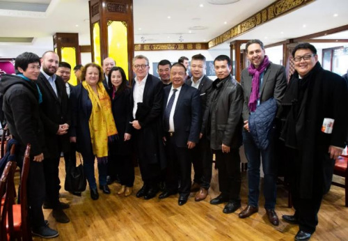 座談代表合影。(《歐洲時報》記者潘越平 攝)