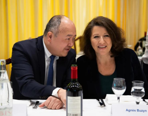 共和國前進黨(LREM)籍巴黎市長候選人比贊和法國國民議會議員陳文雄在位于巴黎美麗城的幸福樓與多位華人代表座談。(《歐洲時報》記者 潘越平 攝)