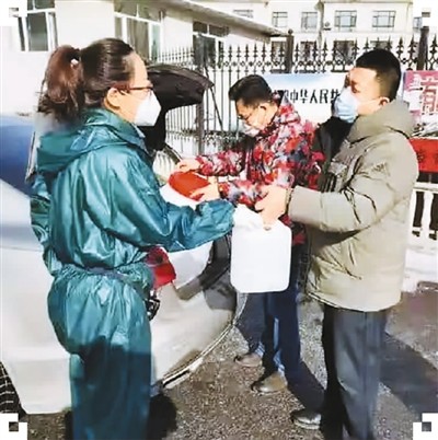 　圖為于洪（左一）正在接收吉林省通化市新階聯(lián)捐贈(zèng)給通化市東昌區(qū)民主街江南社區(qū)的防疫物資。（于洪 供圖）