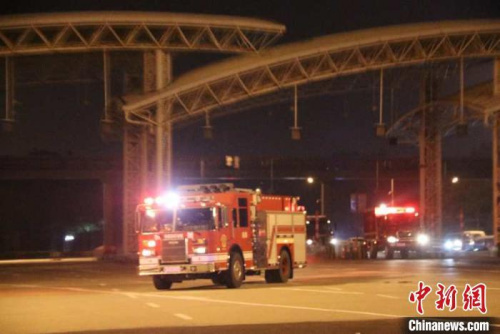 各路消防力量趕往泉州樓房坍塌事故現(xiàn)場?！∠拦﹫D