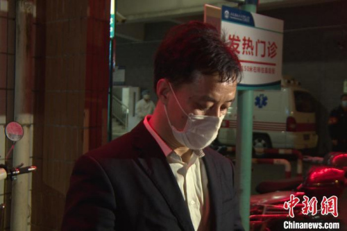 唐雙平(圖中)的兒子唐凡事發(fā)時在酒店值班，尚無消息?！O虹 攝