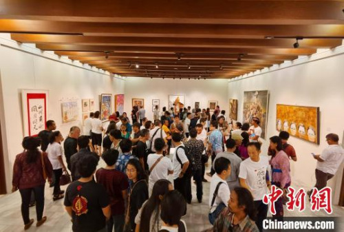 圖為畫展現(xiàn)場(chǎng)?！≈袊?guó)駐登巴薩總領(lǐng)館 供圖