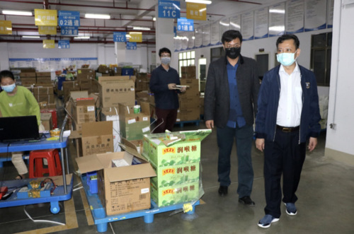 海南省僑聯(lián)主席黎才旺在海南源安隆醫(yī)藥現(xiàn)代化物流中心藥品分配車間了解復(fù)工復(fù)產(chǎn)情況 陳蘇琤 攝(圖片來源：海南省僑聯(lián)網(wǎng)站)