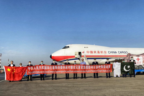 中國駐卡拉奇總領事李碧建與機組及巴方官員合影。(來源：中國駐卡拉奇總領事館網(wǎng)站)