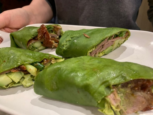 抹茶老北京烤鴨煎餅。(美國(guó)《世界日?qǐng)?bào)》/張宏 攝)