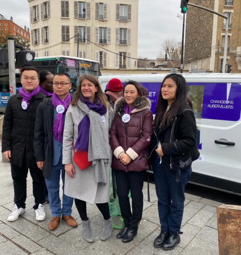 芙蘭克萊(中)與競(jìng)選團(tuán)隊(duì)中的四位華人。左至右：Hugo Bertin、何林濤、田玲、Stephanie。(《歐洲時(shí)報(bào)》/孔帆 攝)