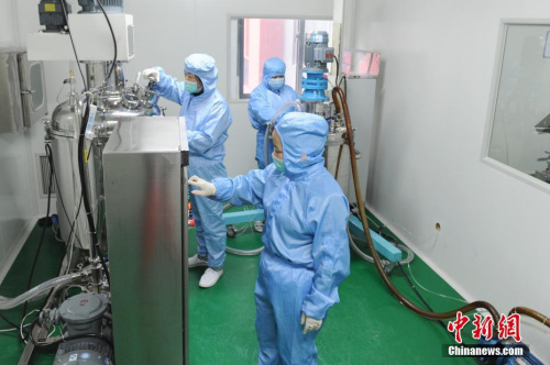 3月12日，生產(chǎn)人員在免洗手消毒凝膠制作加工中。安徽(合肥)僑夢苑內(nèi)的僑屬企業(yè)天一生物技術研究所有限責任公司，于1月28日復工。<a target='_blank' >中新社</a>記者 張婭子 攝